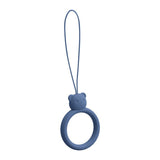 Um cordão de silicone para um anel de urso em um dedo azul escuro