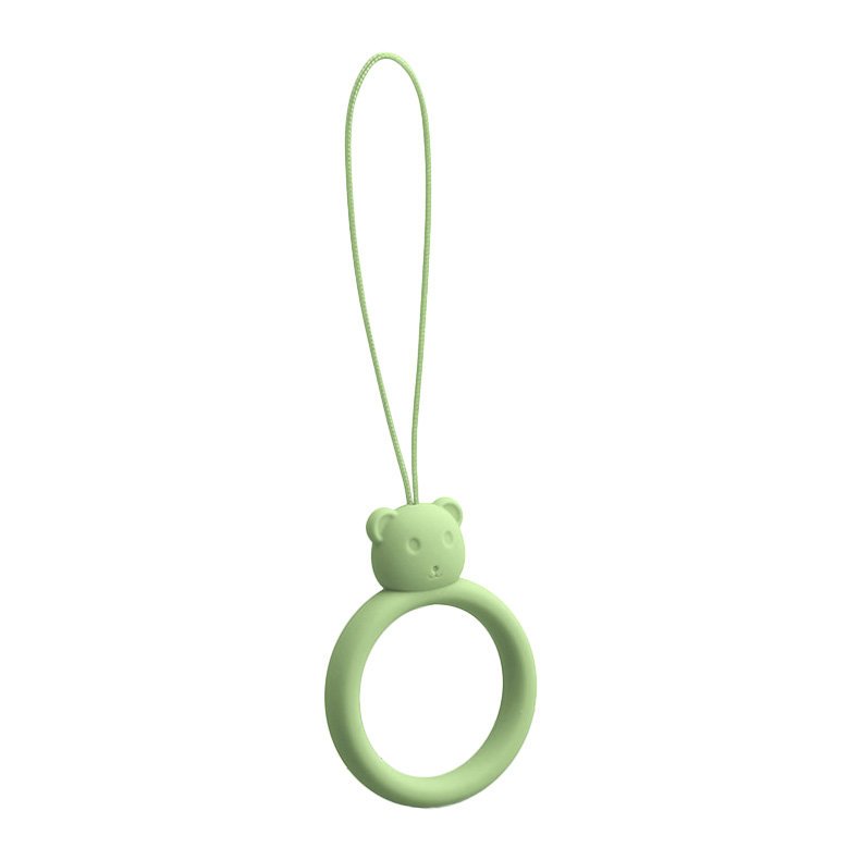 Um cordão de silicone para um anel de urso de telefone em um dedo verde claro