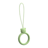 Um cordão de silicone para um anel de urso de telefone em um dedo verde claro